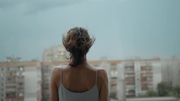 Vista Trasera Una Joven Mujer Pie Balcón Casa Noche Cielo — Vídeo de stock