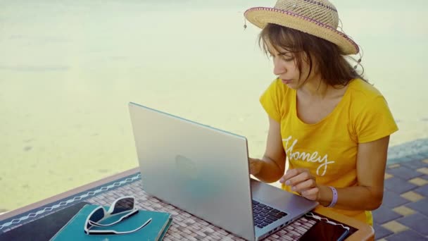 Yoğunlaştırılmış Serbest Çalışan Kadın Dizüstü Bilgisayarla Deniz Kenarında Uzaktan Çalışıyor — Stok video