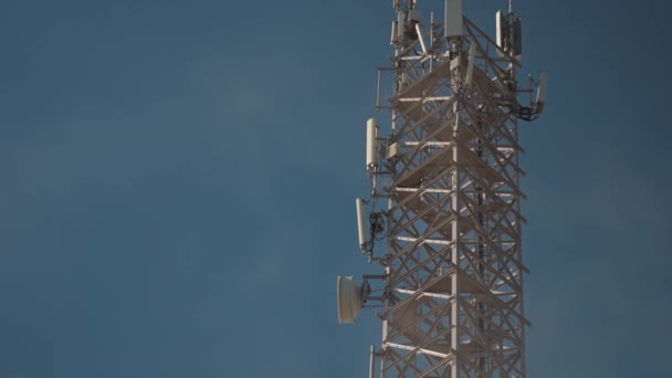 Kule Antenleri Telekomünikasyon Cep Telefonu Cep Telefonu Vericileri Mobil Mavi — Stok video