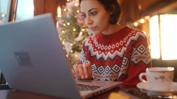 Glücklich Lässig Schöne Frau Arbeitet Einem Laptop Sitzt Café Mit — Stockvideo
