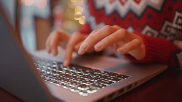 女性的手通过笔记本电脑键盘键入手指 女商人使用笔记本电脑的特写 圣诞节前 穿着节日针织衫的过度劳累妇女在咖啡店使用笔记本电脑 — 图库视频影像