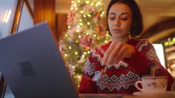 Ошеломленная Разочарованная Женщина Чувствует Себя Уставшей Чрезмерного Использования Компьютера Крайнего — стоковое видео