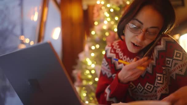 Vyčerpaná Mladá Žena Kavárně Pracuje Dlouho Noci Před Vánočními Svátky — Stock video