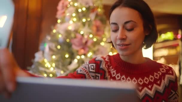 Кавказка Блогер Красном Праздничном Свитере Смс Чтение Подключен Кафе Счастливая — стоковое видео