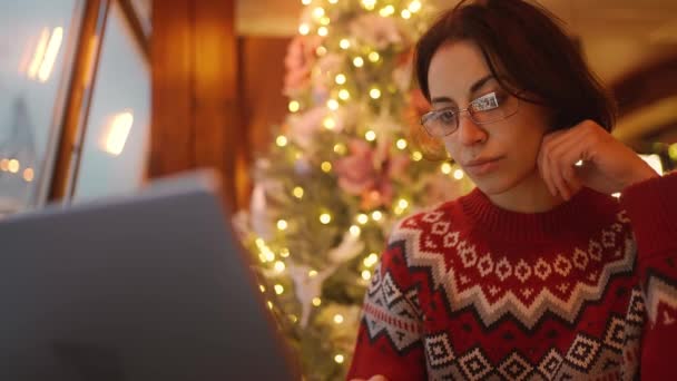 성탄절 짜증나는 눈때문에 컴퓨터 사용으로 피곤해 좌절감에 여성들이 편두통을 프리랜서 — 비디오