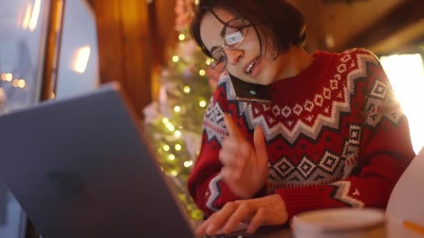 Overwerkte Vrouwelijke Freelancer Werkt Xmass Versierde Coffeeshop Kerstavond Met Behulp — Stockvideo