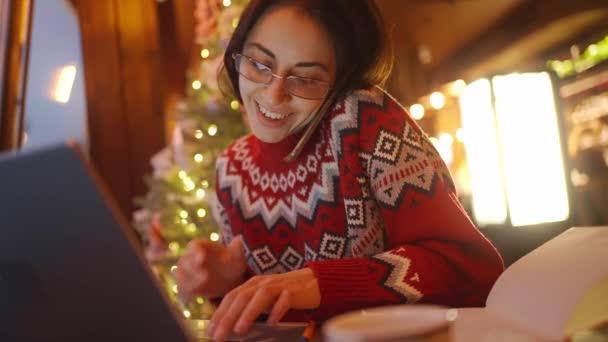 Freelancer Feminino Sobrecarregado Trabalhando Xmass Decorado Café Véspera Natal Usando — Vídeo de Stock