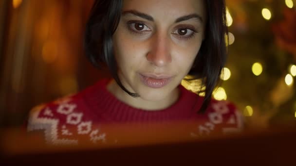 Closeup Των Γυναικών Που Εργάζονται Στην Έρευνα Laptop Cryptocurrency Χρηματοπιστωτικές — Αρχείο Βίντεο