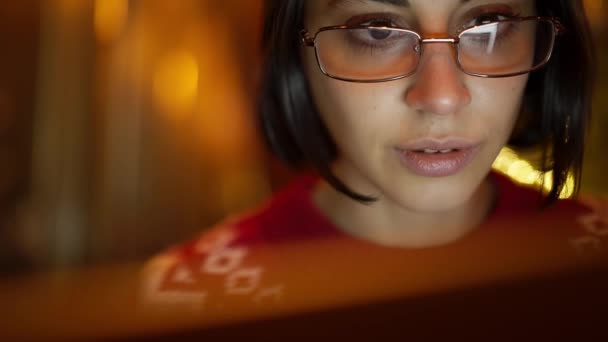 女性在笔记本电脑上研究加密货币金融市场的肖像 在圣诞节前夕戴眼镜工作的商人 寒假期间股票市场投资分析 — 图库视频影像