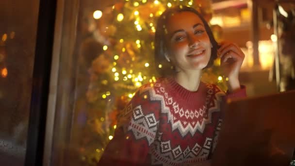 Праздничная Женщина Сидит Украшенном Кафе Рядом Окном Канун Рождества Помощью — стоковое видео