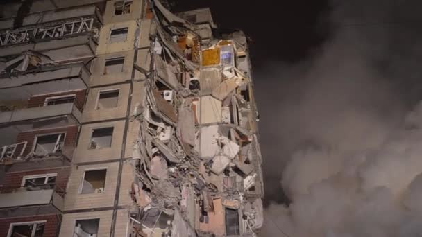 年1月14日傍晚 俄罗斯的大规模导弹袭击 救援人员和志愿者清理瓦砾和搜寻伤员的工作摧毁了12层住宅大楼 — 图库视频影像