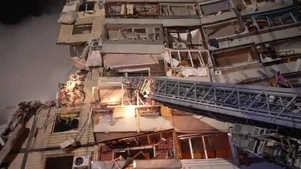 年1月14日傍晚 俄罗斯的大规模导弹袭击 救援人员和志愿者清理瓦砾和搜寻伤员的工作摧毁了12层住宅大楼 — 图库视频影像
