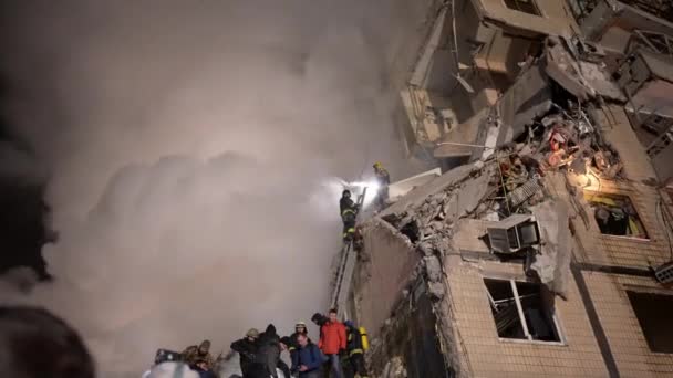 12階建ての住宅ビルは 大規模なロシアのミサイル攻撃 救助者やボランティアの仕事によって破壊され 瓦礫をクリアし 負傷者を検索するには ドニプロ ウクライナ 1月20日の夜までに — ストック動画