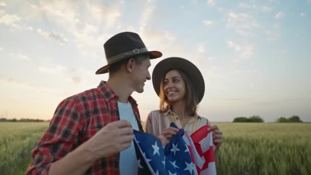 Slow Motion Glada Patriotiska Par Firar Fjärde Juli Med Nationell — Stockvideo