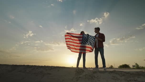 Couple Silhouette Flowing Usa Flag Sunset Sky 4Th July Celebration — Stok video