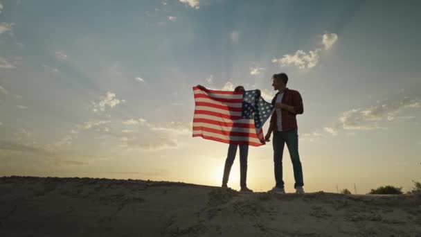 Couple Silhouette Flowing Usa Flag Sunset Sky 4Th July Celebration — Stockvideo