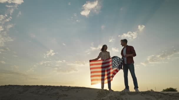 Couple Silhouette Flowing Usa Flag Sunset Sky 4Th July Celebration — стоковое видео