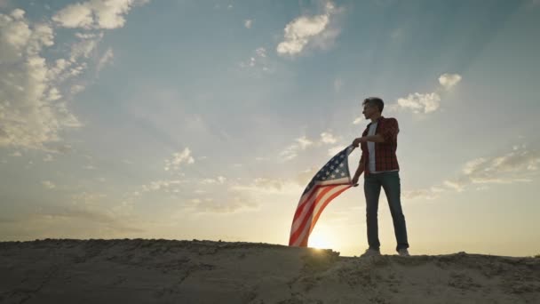 Man Silhouette Flowing Usa Flag Sunset Sky 4Th July Celebration — Vídeo de Stock