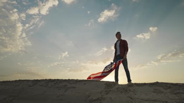 Man Silhouette Flowing Usa Flag Sunset Sky 4Th July Celebration — Vídeo de Stock