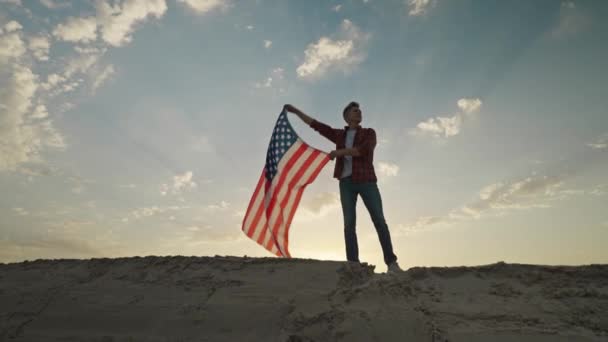 Man Silhouette Flowing Usa Flag Sunset Sky 4Th July Celebration — Stock videók