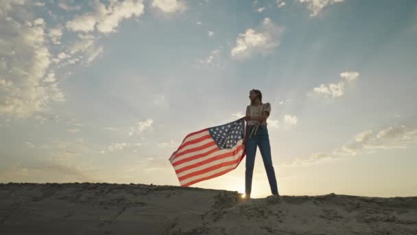Woman Silhouette Flowing Usa Flag Sunset Sky 4Th July Celebration — Vídeo de stock