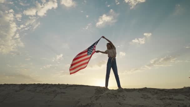 Woman Silhouette Flowing Usa Flag Sunset Sky 4Th July Celebration — 图库视频影像