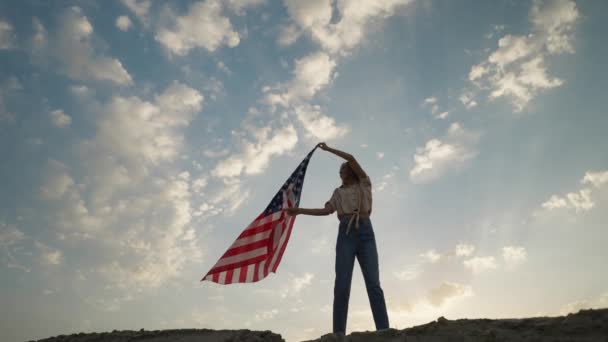 Woman Silhouette Flowing Usa Flag Sunset Sky 4Th July Celebration — Vídeos de Stock