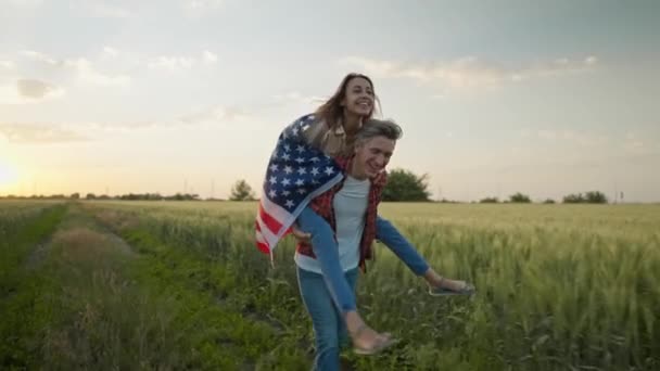 Slow Motion Happy Patriotic Couple Celebrating Fourth July National Flag — Vídeo de Stock