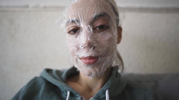 Close Portrait Young Caucasian Woman Handmade Cosmetic Mask Face Sits — Stockvideo