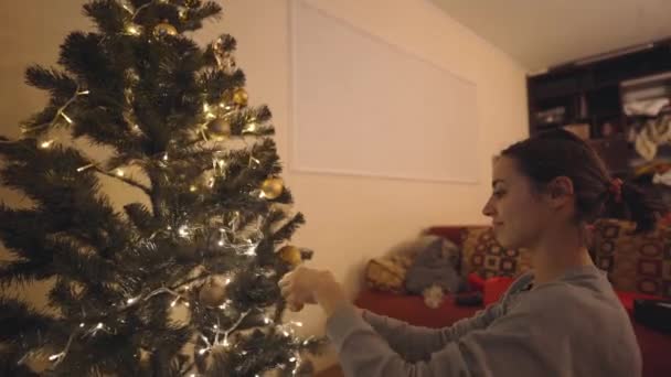 Kaunis Hymyilevä Nainen Koristaa Joulukuusi Kotona Sipulit Tekee Mukava Juhlava — kuvapankkivideo
