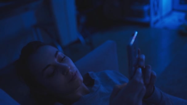 Night Scene Woman Lying Dark Room Coach Phone Hands Girl — Video