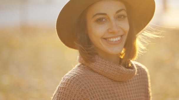 Close Autumn Portrait Beautiful Smiling Woman Wearing Wrown Dress Sweater — Stok video
