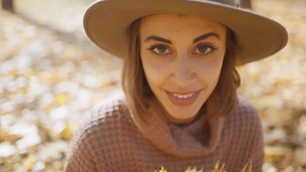 Zbliżenie Jesienny Portret Uroczej Uśmiechniętej Brunetki Brązowej Sukience Swetrze Kapeluszu — Wideo stockowe