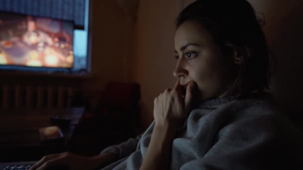 Mulher Senta Quarto Escuro Casa Sofá Com Laptop Trabalhando Remotamente — Vídeo de Stock