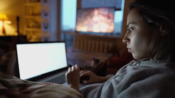 Kobieta Siedzi Ciemnym Pokoju Domu Kanapie Laptopem Pracuje Zdalnie Robi — Wideo stockowe