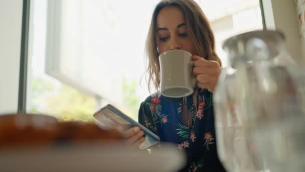 Красивая Веселая Молодая Женщина Сидит Окна Кафе Используя Телефон Чата — стоковое видео