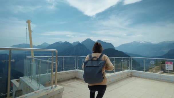 Cámara Trekking Vista Trasera Viajero Libertad Mujer Con Los Brazos — Vídeos de Stock