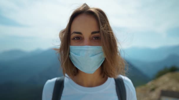 Retrato Mujer Viajera Con Máscara Protectora Cara Cima Las Montañas — Vídeos de Stock