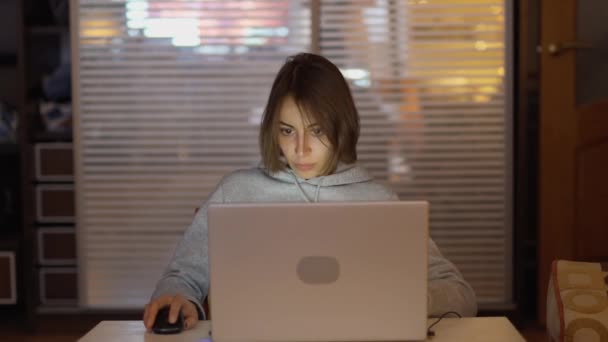 Młoda Skupiona Kobieta Pracująca Biurze Domowym Laptopem Wolny Strzelec Zdalna — Wideo stockowe