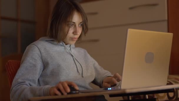 Młoda Skupiona Kobieta Pracująca Biurze Domowym Laptopem Wolny Strzelec Zdalna — Wideo stockowe