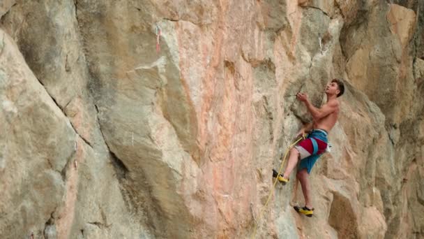 侧视肌肉发达的攀登者男人抬起头来 永不放弃 力量和力量 男子瘦弱的感觉决心爬上岩石悬崖 — 图库视频影像