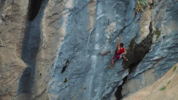 Young Strong Male Rock Climber Cliff Handsome Muscular Man Climbing — Stock Video