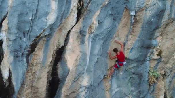 强壮的登山者在路上吃苦耐劳 跌跌撞撞 勇敢而坚强的人 爬山迟到和保险 — 图库视频影像