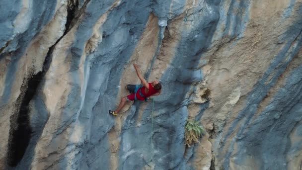 Slow Motion Mountain Climber Man Reaching Top Doing His Best — Stock video