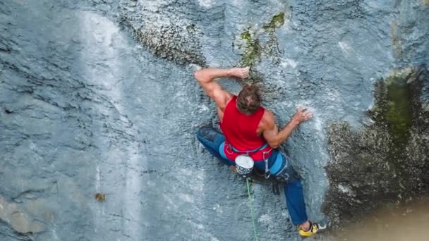 Extrem Fokussierte Bergsteiger Erklimmen Schwierige Route Senkrechter Felswand Menschliche Stärke — Stockvideo