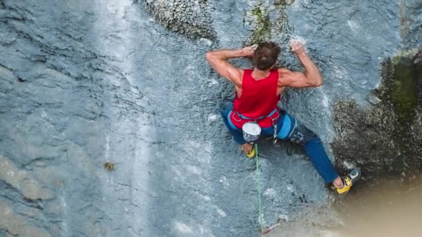 Climbing Belaying Insurance Climber Breaks Route Brave Strong Man — Stockvideo