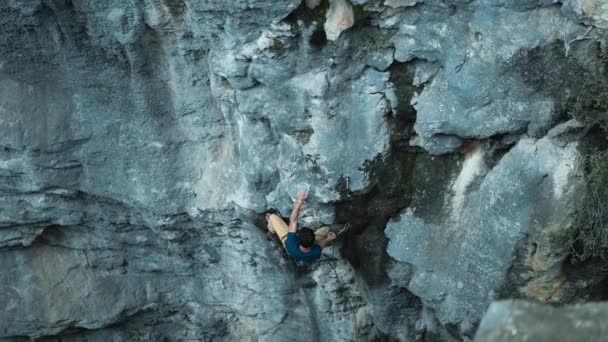 Strong Rock Climber Lead Climbing Overhanging Rock Face Rock Climber — Video Stock