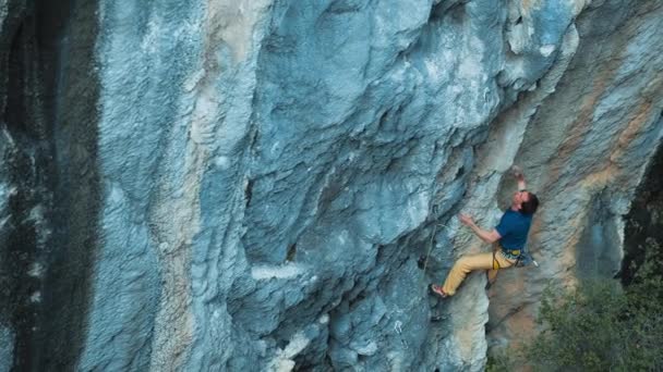 Rockclimber Forte Plomb Escalade Sur Paroi Rocheuse Surplomb Escalade Faisant — Video