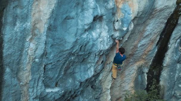 Starker Bergsteiger Führt Klettern Überhängenden Felswänden Bergsteiger Macht Einen Großen — Stockvideo