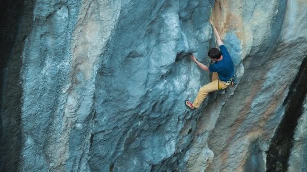 Starker Bergsteiger Führt Klettern Überhängenden Felswänden Bergsteiger Macht Einen Großen — Stockvideo